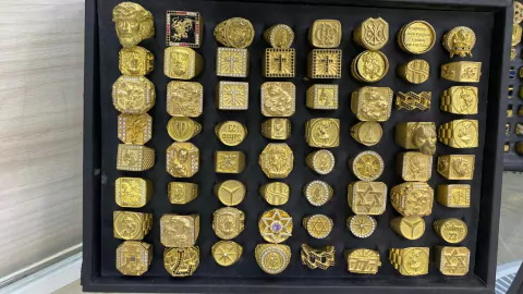 Anel em moeda antiga