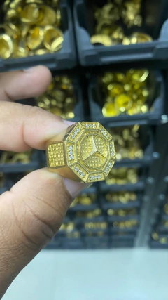 Anel em moeda antiga na internet