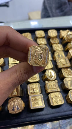 Anel banhado ouro e invernizado na internet