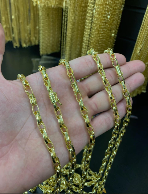 Corrente trançada em moeda antiga