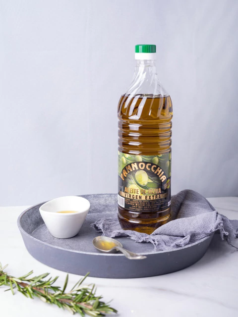 Caja con 6 botellas de 1 litro de aceite de oliva virgen extra Pannocchia, prensado en frío en Mendoza, Argentina