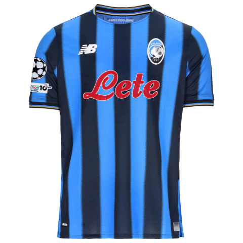 camisa atalanta 25/26 champions league azul e preto, camisa atalanta titular patch ucl 2025, camisa oficial atalanta new balance com patch champions, camisa atalanta listrada azul preta champions league, camisa torcedor atalanta patch uefa 25/26, camisa a
