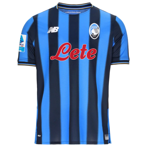 camisa atalanta 25/26 serie a azul e preta, camisa atalanta titular com patch campeonato italiano, camisa torcedor atalanta patch serie a 2025, camisa oficial atalanta 25/26 new balance serie a, camisa atalanta listrada azul preta patch oficial, camisa at