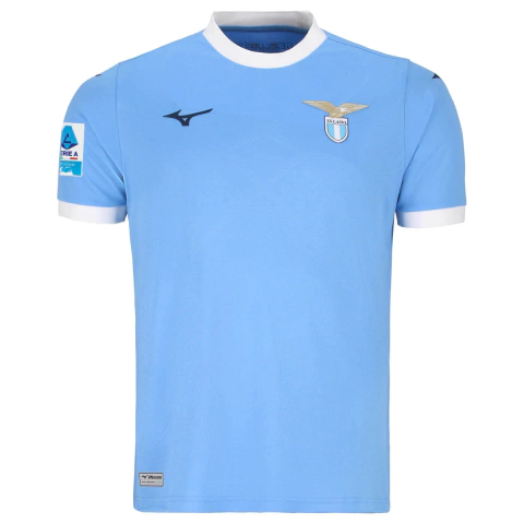 camisa lazio 25/26 patch serie a, camisa titular lazio 2025, camisa azul clara lazio mizuno, camisa oficial lazio 2025, camisa torcedor masculina lazio, uniforme lazio com patch serie a, camisa piazza campidoglio lazio, camisa 9 janeiro 1900 lazio, camisa