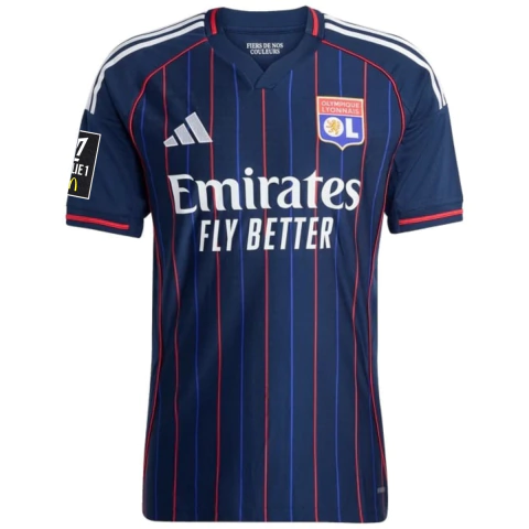 camisa lyon 25/26 patch ligue 1, camisa reserva olympique lyonnais azul marinho, camisa oficial lyon com patch campeonato francês, camisa torcedor lyon masculina 2025, uniforme away lyon adidas patch oficial, camisa tricolor lyon azul e vermelho, camisa d