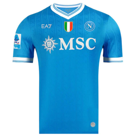 camisa napoli 25/26 com patch serie a, camisa napoli azul celeste campeão italiano 2025, camisa oficial napoli titular patch campeonato italiano, camisa torcedor napoli 2025 masculina serie a, camisa napoli escudo branco com relevo N 25/26, camisa napoli 