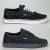 Kit com dois pares de tênis Vans Authentic nas cores preto e branco, com design clássico e solado em borracha.