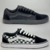 Kit com dois pares de tênis Vans Old Skool, um preto e outro com estampa xadrez preto e branco.