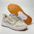 Imagem do Tênis Vans Ultraranger nas cores cinza e branco, mostrando o design moderno e a sola em borracha laranja.