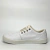 Sapatênis reserva branco com detalhes em caramelo, modelo masculino.