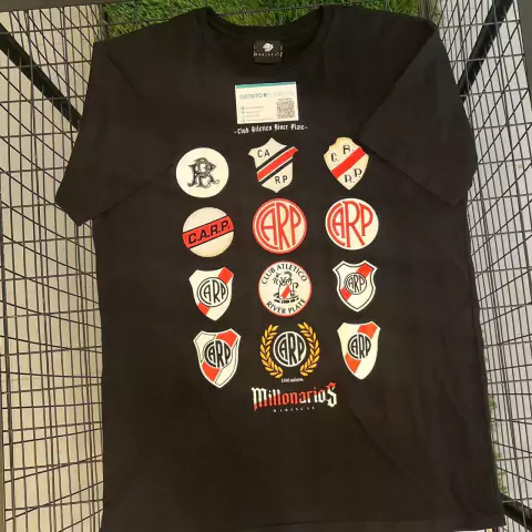 Remera River negra varios escudos