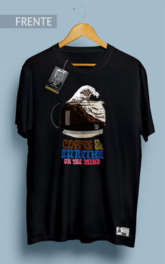 Camiseta COFFEE & SURFING - O Velho Lobo do Mar