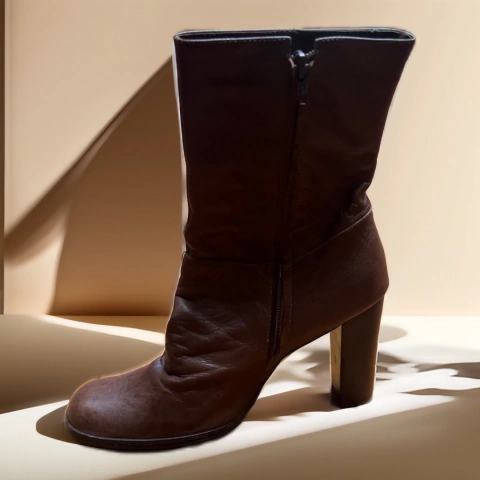 Bota Cano Baixo de Salto de couro Marrom