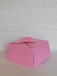 CAJA PARA TORTA 29X29X15 CARTULINA CHICLE