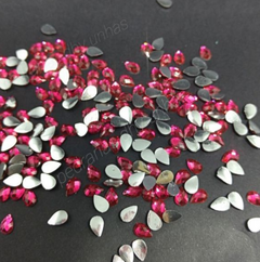 Pacote com aprox. 10 Strass Gota