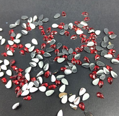 Pacote com aprox. 10 Strass Gota