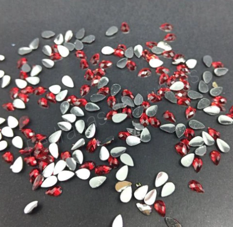 Pacote com aprox. 10 Strass Gota