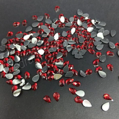 Pacote com aprox. 10 Strass Gota