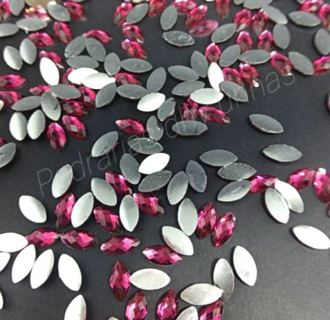 Pacote com aprox. 10 Strass Navete