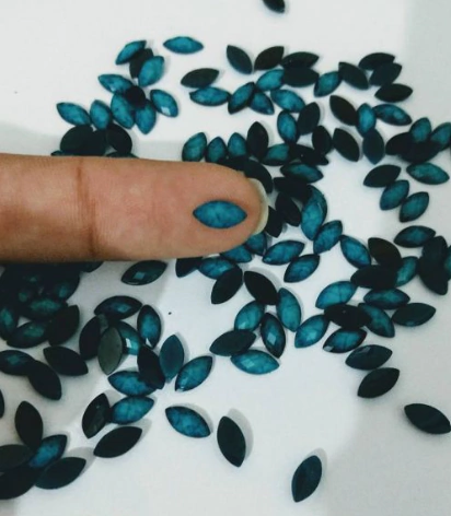 Pacote com Aprox. 20 Navetes Resina