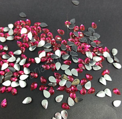 Pacote com Aprox. 20 Strass Gota