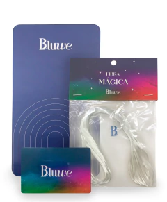 Kit Fibra Mágica Bluwe com embalagem azul, embalagem plástica com fibras transparentes e cartão colorido