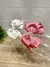 Tiara com laços fofinhos nas cores branca e rosa, decorada com pérolas.