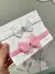 Conjunto de faixas para cabelo com laços em forma de borboleta, uma branca e uma rosa, em um cartão decorativo.