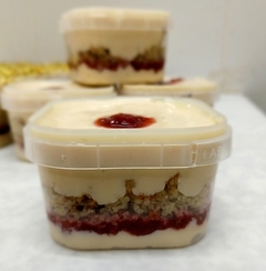 Bolo de pote - Frutas vermelhas com brigadeiro branco - Low carb (zero açúcar)