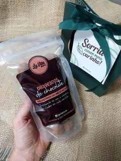Drágeas de chocolate para presentear + sacolinha com laço e cartão