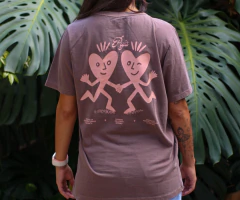 CAMISETA REGULAR LOVE IS MY RELIGION MARROM na internet