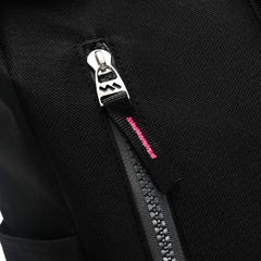 MOCHILA ROLL TOP WANDER TEAM *NEGRO*//DETALLE GRIS LOGO FUCSIA// COD:38592 - Mundo Willys