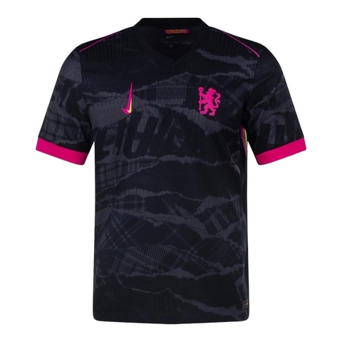 Camisa Chelsea III 24/25 masculina, preta com detalhes em rosa, amarelo e cinza, com logo da Nike e do Chelsea.