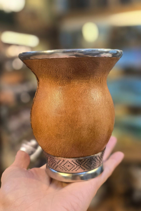 Cuia Forrada em Couro Caramelo Pé Metal - comprar online