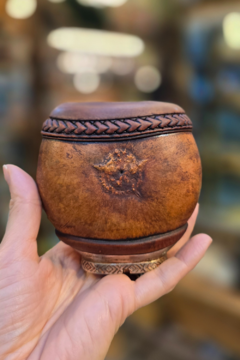 Gajeta com Bocal Trabalhado Pé Metal - buy online