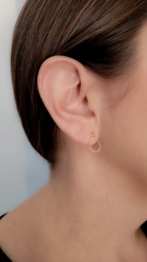 Brinco Gota Vazada Mini Banhado a Ouro 18K