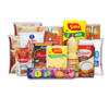 Kit de doação contendo itens essenciais como arroz, açúcar, fubá, óleo, tomates frescos e biscoitos, fornecendo apoio alimentar e conforto às famílias em necessidade.