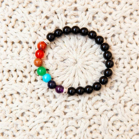 Pulseira de Pedras Naturais dos 7 Chakras (Base Ônix)