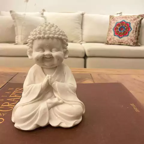 Escultura Baby Buda de Pó de Mármore 14cm