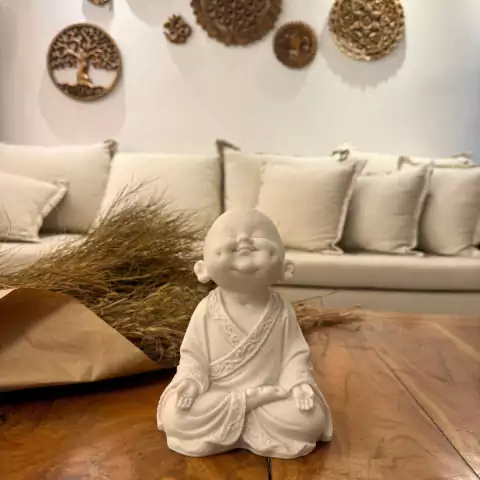 Escultura Monge Sorridente de Pó de Mármore Branco 18.5cm