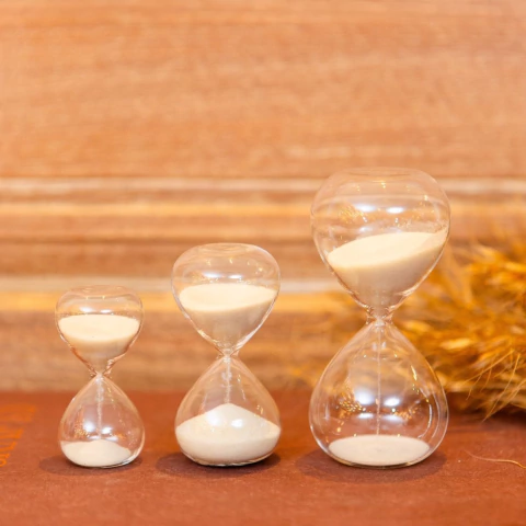 Ampulheta Redonda de Vidro Marfim