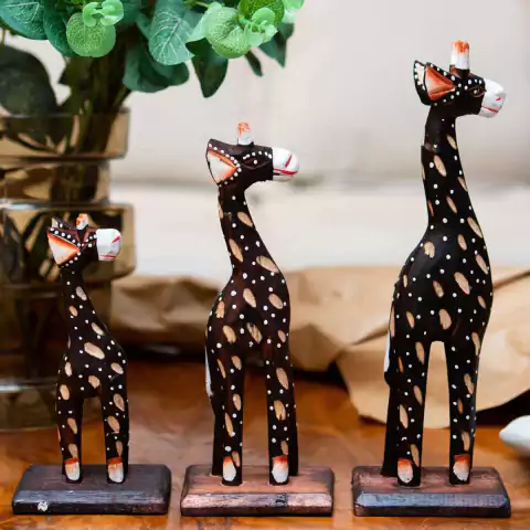 Escultura Girafa de Madeira Balsa Importada de Bali