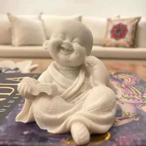 Escultura Mini Monge com Livro de Pó de Mármore 6cm