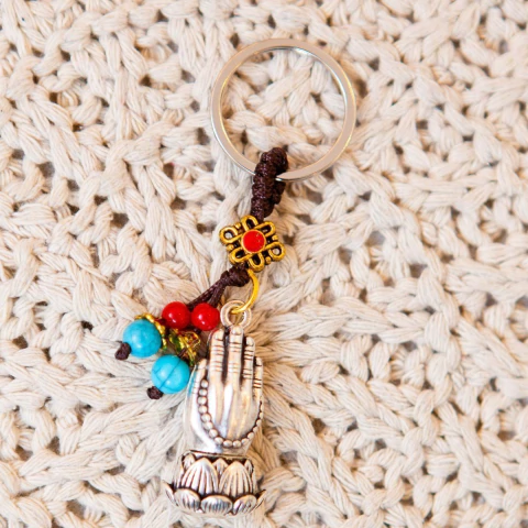 Chaveiro de Metal com Penduricalho Mão de Buda 10cm