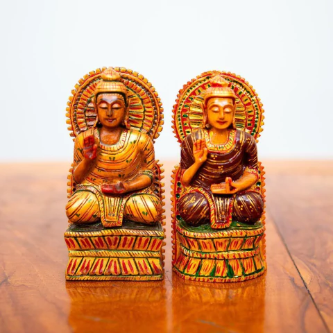 Escultura Buda Sidarta de Madeira Pintado à Mão 13cm