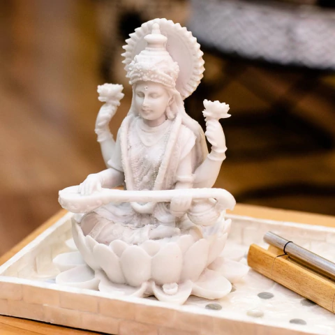Escultura Sarasvati de Pó de Mármore 15cm