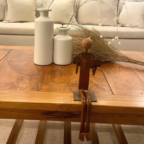 Escultura Boneco de Ferro Leitura Sentado 30cm