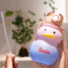 Garrafa De Água Pato Com Alça Para Adultos e Criança Garrafinha Para Levar Pra Escola - ENVIO IMEDIATO PARA TODO BRASIL