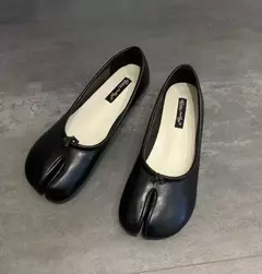 Imagem do Sapatos de couro de microfibra Tabi Ninja, apartamentos confortáveis, chinelos Split Toe, mocassins fundo macio, breves mocassins trotter senhoras, 2023