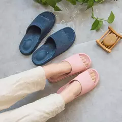 Imagem do UTUNE Antiderrapante Massagem Chinelos Mulheres EVA Chinelos Interior Luz Mulheres Casa Banho Sapatos Homem Sandálias À Prova D' Água Slides Banheiro